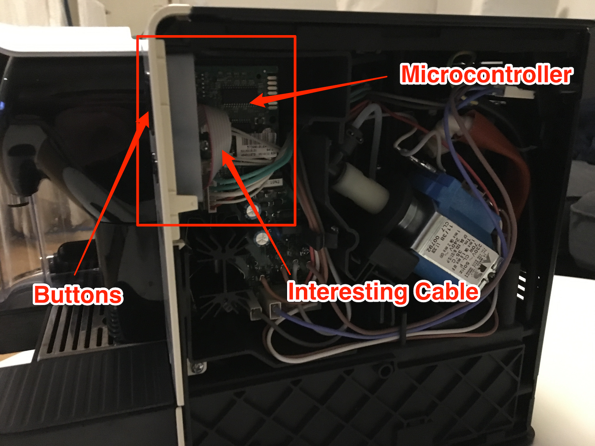 Annotated Picture of opened Latissima highlighting Buttons and Microcontroller